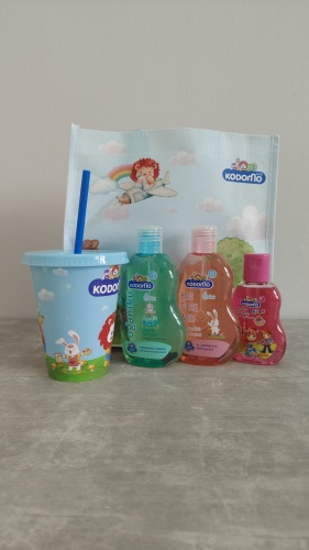 ПРОМО СЕТ LION Сумка+стакан с труб "Кодомо" "От макушки до пяточек" Гели для душа (Розов Камелия и  Масло оливы по 200 мл.+Фрукт-яг.100мл )